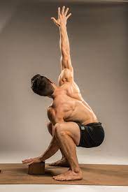 does yoga build muscle man flow yoga