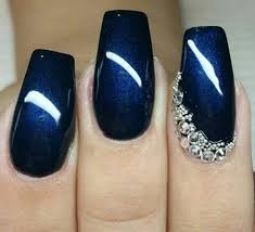 Las uñas decoradas en azul marino tienen la virtud de ofrecer una amplia gama de tonalidades, que van desde lo oscuro a colores muy claros adaptándose a cualquier temporada y ocasión. Azul Marino Unas Color Azul Marino Unas Color Azul Unas Azules
