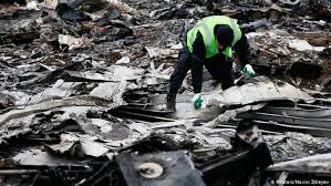 Malaysia airlines flight 17 (mh17) was a scheduled passenger flight from amsterdam to kuala lumpur that was shot down on 17 july 2014 while flying over eastern ukraine. What Happened To Flight Mh17 World Breaking News And Perspectives From Around The Globe Dw 17 07 2015
