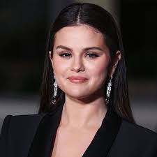 selena gomez shows off her all natural
