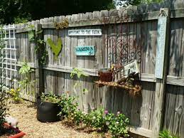 25 Ideas For Decorating Your Garden Fence