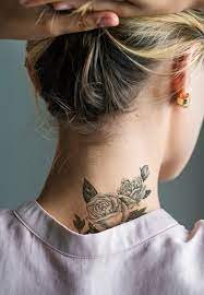 15 idées de tatouages fleurs modernes et tendances