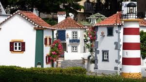 The park consists of diminutive versions of portuguese houses and monuments, and has pavilions dedicated to the former portuguese colonies. Portugal Dos Pequenitos Em Coimbra 2021 Dicas Incriveis