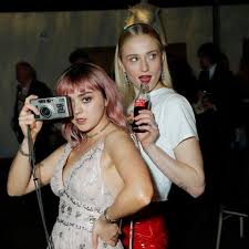 Getting emmys ready with games of thrones star sophie turner, sophie turner style, outfits, clothes and latest photos. See Maisie Williams And Sophie Turner At 12 And 13 Years Old In This Photo