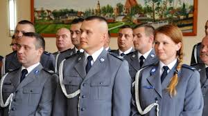Tradycją jest, że tego dnia wyróżniający się policjanci otrzymują odznaczenia i awanse na kolejne stopinie policyjne. Powiat Szydlowiecki Szydlowieckie Obchody Swieta Policji