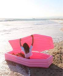 Водный матрас – розовый гроб. Самый необычный матрас для пляжа