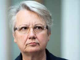 L&#39;Università di Duesseldorf ha annullato la tesi e il titolo di Dottoressa ad Annette Schavan, Ministro tedesco dell&#39;Istruzione. Duro colpo per la campagna ... - annette-schavan