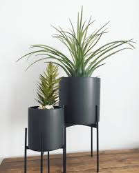 Plant stand indoor tall, plant stand with pot, mid century modern, 10 ceramic planter, wood plant stand, indoor planter. Scandi Interior Black Plant Pot On Legs Plant Stand Plant Stand Indoor Faux Plants Decor Plant Decor