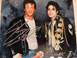 « L'étalon italien et le roi de la pop » : une image rare de Michael Jackson et Sylvester Stallone rend les fans fous   Images?q=tbn:ANd9GcTKNfTZMy5jJPad0cjhJQYGvzVB87L8GTRUibM7NIQE45IdpgnrCZpowlcZAGP6PfpG5cA&usqp=CAU
