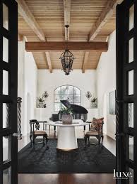 natural ceiling beams take center stage