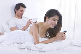 Forscher warnen Warum Sie nie mit dem Smartphone ins Bett gehen.