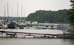 storm strands more than 30 on docks at