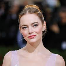 emma stone went blonde and got an