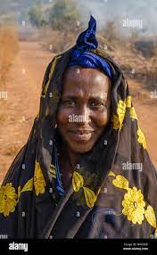 Femme africaine non identifiés Futa avec cheveux couverts et chemin de  terre et feu sauvage Photo Stock - Alamy