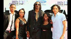 This american nationale, shante, is an american businesswoman and has a net worth of $5 million as of 2020.; Snoop Dogg And His Wife And Children Youtube Celebrity Families Celebrity Couples Celebrity Kids