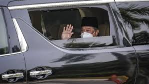 Malaysia's premier, mahathir mohamad, 94, is out. Ehgporoboscuym