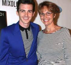 Robert bell (brother), joey bell (brother), travis bell (brother), kellie bell (sister). Drake Bell With Mother Robin Dodson Celebrities Infoseemedia