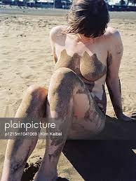 plainpicture - plainpicture p1215m1041069 - Nackte Frau am Strand mit S...  - plainpicture/Kim Keibel