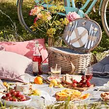 Picnic baskets and wine bags add romance to any outdoor dining experience. Tipps Und Accessoires Fur Stilvolles Picknicken Diva