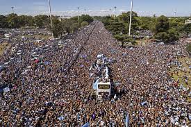 メッシらアルゼンチン代表が凱旋パレード ヘリで上空飛行も、４００万人歓迎 - サンスポ
