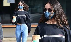 Eiza gonzález en su personaje darling para la cinta baby driver, donde interpreta a una ladrona. Eiza Gonzalez Keeps It Comfortable As She Wears A Cropped Shirt And Blue Jeans In Los Angeles Daily Mail Online