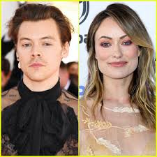 The stars, who've been working on the film don't worry darling (she is the director), were photographed holding hands at a weekend wedding. Harry Styles Olivia Wilde Hold Hands At His Manager S Wedding In New Photos Daily News