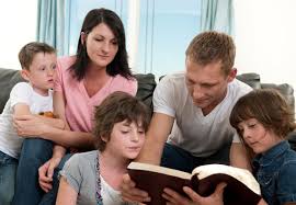 Resultado de imagem para crianças lendo a bíblia