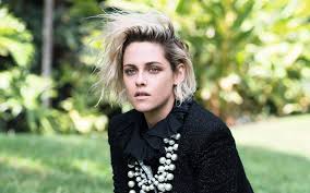 In 2007, while promoting the movie into the wild, stewart's strands were a pretty golden hue — closer to her natural blonde color — that fell to just below her. Kristen Stewart Kristen Stewart Actress Blonde Short Hair Hd Wallpaper Wallpaper Flare
