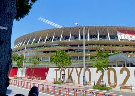 東京オリンピック ブルーインパルスの見える場所は？ ブルーインパルスが、五輪のシンボルマークである 「五つの輪」 を描くのは、 オリンピックスタジアムである新国立競技場 と発表されています。 Ntpzxwocx5nzhm