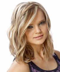 If you have medium length hairs that go more towards the longer side this caramel highlighting can certainly make a good option for you. Medium Wavy Caramel Blonde Hairstyle With Light Blonde Highlights