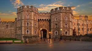 It is one of the queen's three official residences, and is often said to be her favourite. Eintritt Fur Schloss Windsor