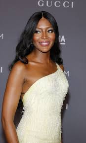 She has graced the covers of more than 500 magazines during her career, and has been featured in campaigns for burberry, prada, versace, chanel, dolce & gabbana, marc jacobs, louis vuitton, yves saint laurent and valentino. Naomi Campbell Uber Modebranche Und Vorurteile
