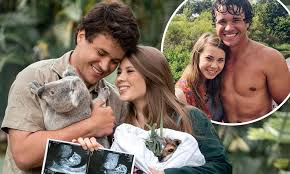 Pregnant bindi irwin surprised her husband chandler powell with a special cake on his 24th bindi irwin and chandler powell shared an update on their first baby together. Bindi Irwin And Chandler Powell Proudly Share Their Baby S First Sonogram Daily Mail Online