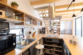 壁はマグネットで調理道具などもくっつくキッチンパネルになっています 写真のようにキッチン ペーパーホルダーをつけたり 自由自在に収納を変化できます 駿河区m様邸キッチンからリビング ソラマド インテリア 収納 キッチンデザイン