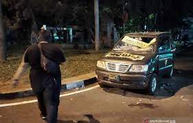 Masih terlalu susah untuk diikuti? Massa Rusak Mobil Polisi Di Bandung