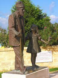 File:Statue of Hüseyin Kaçmaz.jpg - Wikimedia Commons