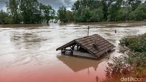 Banjir kilat dan banjir lumpur akan. Banjir Terjang Sejumlah Daerah Di Jabar Ini Sebarannya