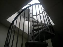 Елегантен европейски дизайн, спираловидно стълбище, което спестява място. Metalna Vita Stlba S Pvc Stpalo N 3770 Horos Gk