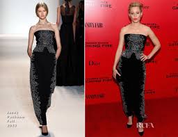 See elizabeth banks channel effie's bold style on the hunger games world premiere tour. Elizabeth Banks In Jenny Packham The Hunger Games Catching Fire New York Premiere Red Carpet Fashion Awards