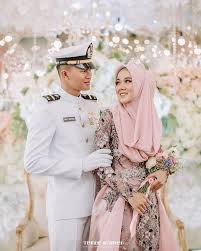 Kamu juga tetap bisa melangsungkan pernikahan yang kental dengan budaya jawa, namun juga menghadirkan nuansa modern. 25 Inspirasi Gaun Pengantin Muslimah Yang Modern Updated 2021 Bukareview
