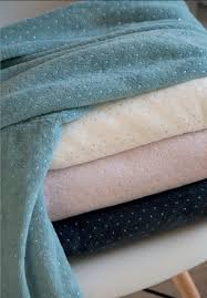 Романтичното поларено сиво одеяло ще донесе великолепие във вашия дом, къща за гости или хостел. Polareni Odeyala Nova Dekor