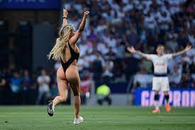 Quién es la mujer que invadió el campo de juego en la final de la Champions  League y por qué lo hizo 