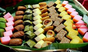 Gambar di bawah menunjukan makanan traditional semasa sambutan perayaan pelbagai kaum di malaysia.tulis lima ayat yang lengkap tentang makanan traditional tersebut. 10 Kuih Tradisional Yang Sering Dilupakan Melakakini