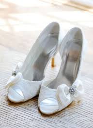 Le scarpe da sposa in pizzo per il 2015 sono uno degli ultimi trend dal mondo bridal per accontentare le spose più puntigliose, quelle che amano avere i dettagli tutti al loro posto: Scarpe In Pizzo Il Dettaglio Romantico Da Avere Leitv
