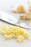 What is the difference between chopped and minced garlic?