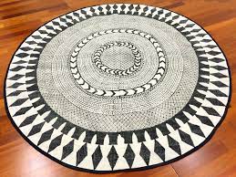 Wenn sie es vorziehen, dass ihr dekor harmonisch und einheitlich bleibt, haben wir runde teppiche in unserem angebot, die symmetrisch sind und eine getönte farbe haben. Runde Teppiche Marrakech Rund Schwarz Grau Weiss