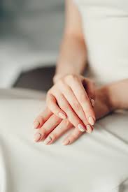 Couleur de vernis à éviter après 50 ans : Teintes qui vont vieillir +  conseils pour soins des ongles