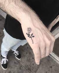 Petit tatouage homme : plus de 50 idées des plus beaux dessins | Small  tattoos for guys, Stylish tattoo, Cool small tattoos
