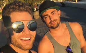 Bennett posted a picture of the two of them together on. Mean Girls Jonathan Bennett Is Out And His Boyfriend Is Thirst Made Flesh Queerty