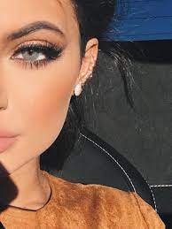 kylie jenner Æs eyes keep changing colour